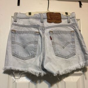 Levi distressed shorts. Light washed. High waisted